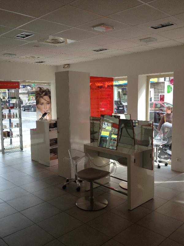 Situation tr�s en vue pour ce local commercial.... 35000 